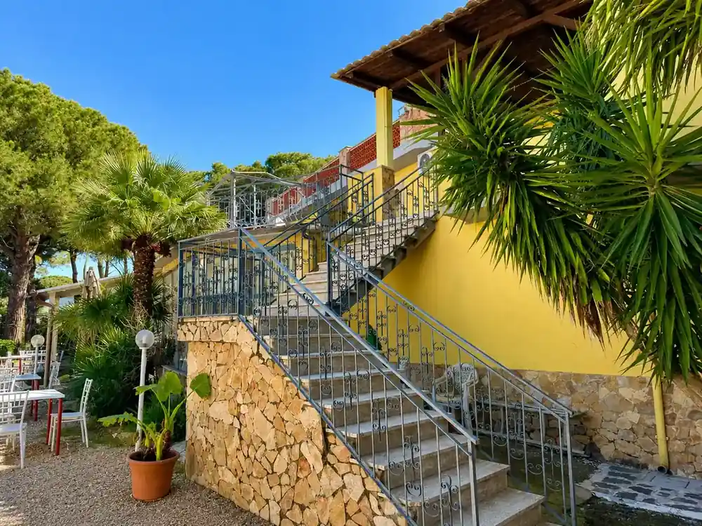 Scale del giardino e vegetazione mediterranea all'Hotel Paradiso