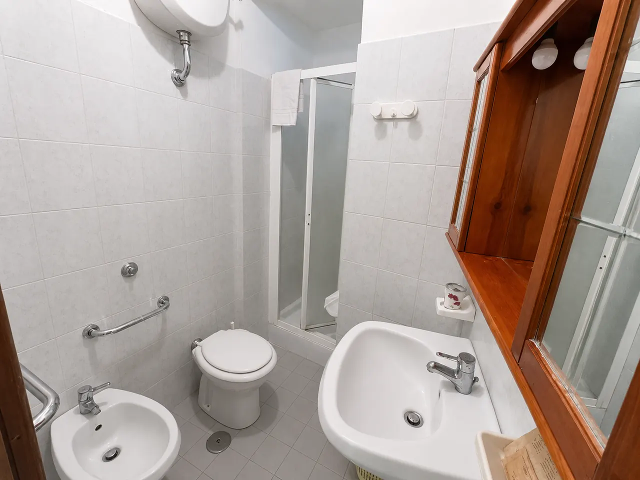 Bagno privato con doccia, bidet e lavabo