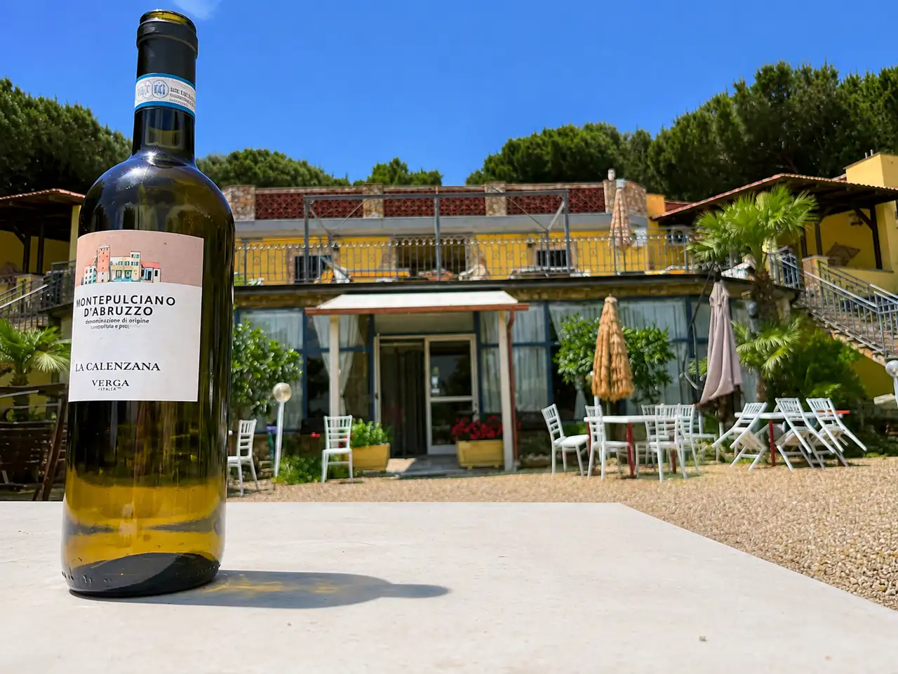 Vino italiano servito nel cortile dell'Hotel Paradiso
