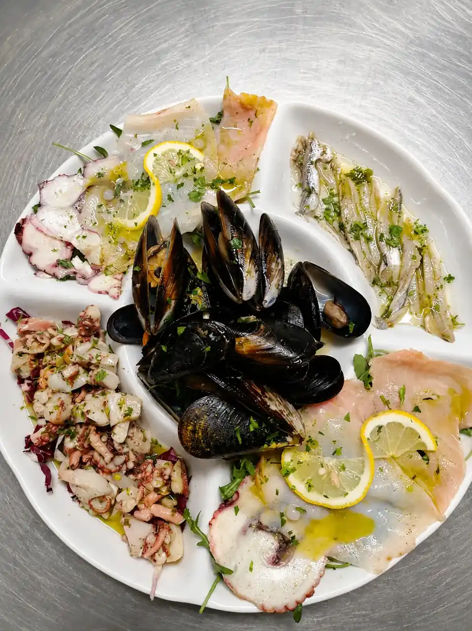 Piatto di frutti di mare mediterranei preparato alla Taverna Degli Etruschi
