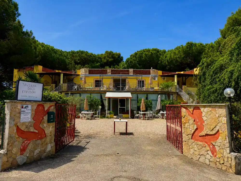 Ingresso dell'Hotel Paradiso e della Taverna Degli Etruschi