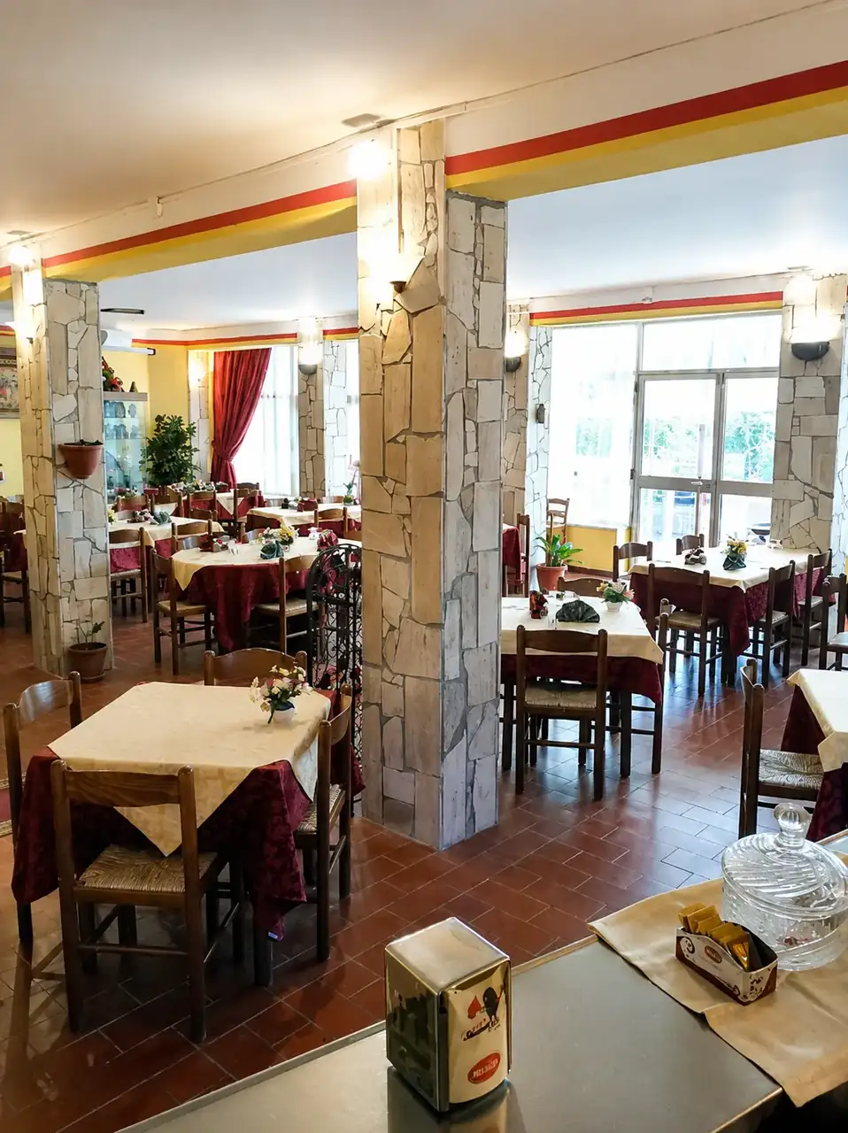 Sala da pranzo della Taverna Degli Etruschi con tavoli apparecchiati