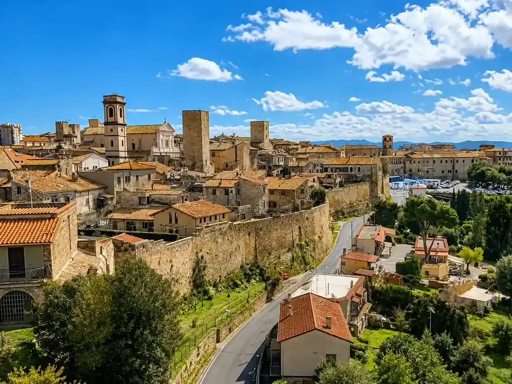 Vista panoramica di Tarquinia storica e delle sue torri medievali